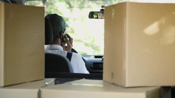 Mensajero y coche lleno de paquetes — Vídeos de Stock