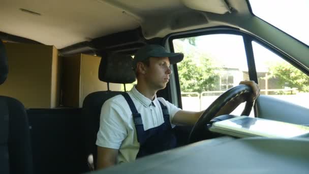 Υπηρεσία παράδοσης. Ο Ταχυμεταφορέας οδηγεί το αυτοκίνητο — Αρχείο Βίντεο