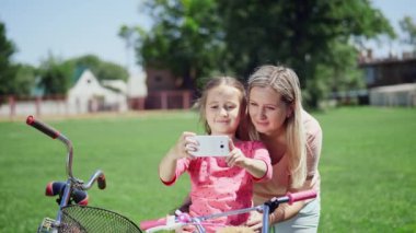 Annem bir bisiklet üzerinde bir çocukla selfie yapar