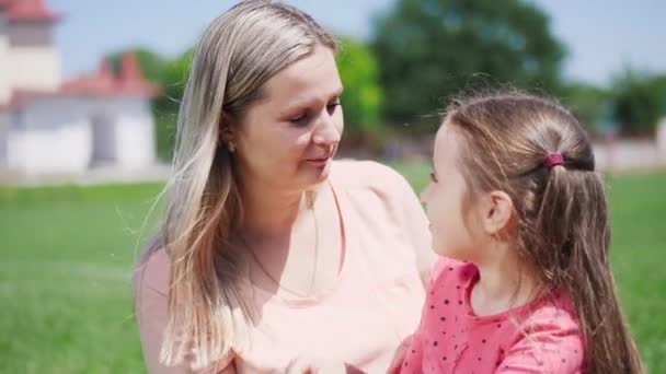 Uma criança está abraçando sua mãe — Vídeo de Stock