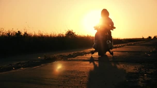 Kleine jongen rijdt een elektrische motorfiets speelgoed — Stockvideo