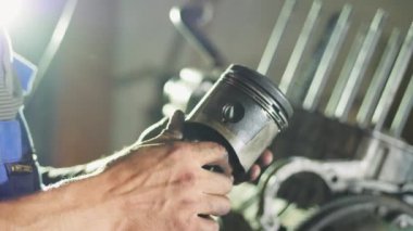 Tamirci arabanın harcanan piston elinde tutar