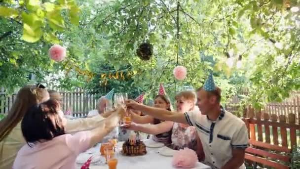 Семейный праздник или садовая вечеринка на заднем дворе — стоковое видео