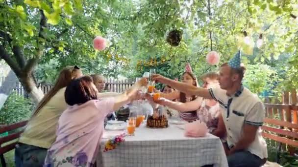 Festeggiamenti in famiglia o una festa in giardino fuori nel cortile — Video Stock