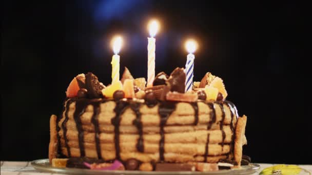 Fiesta de cumpleaños de pastel en una habitación oscura con tres velas — Vídeos de Stock