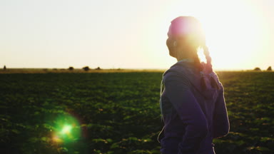 Alan günbatımında çalışan kız