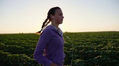 Alan günbatımında çalışan kız