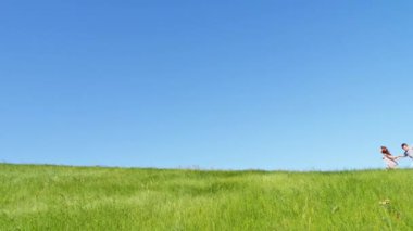 Boyunca uçan uçurtma ile yeşil tepeye çalıştırmak çocuk