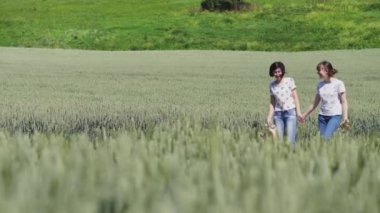 İki kız doğa üzerinde yürüme elele