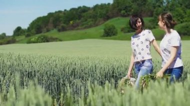 İki kız doğa üzerinde yürüme elele