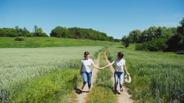 Женщины бегут вместе, держась за руки — стоковое видео