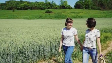 İki kız doğa üzerinde yürüme elele