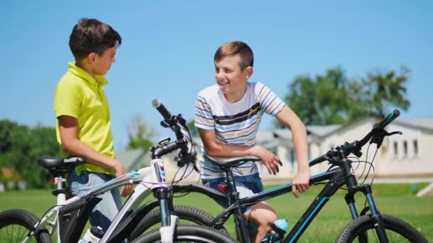 Niños con bicicletas en la naturaleza — Vídeo de stock