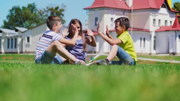 Vriendelijke kinderen spelen samen op de speelplaats — Stockvideo