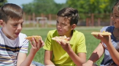 İki erkek ve kız pizza ile akşam yemeği