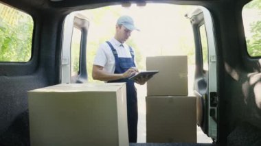 Kurye kullanın bir dijital tablet ayakta van yanında