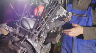 Motor ayrı ayrı arabadan asılı