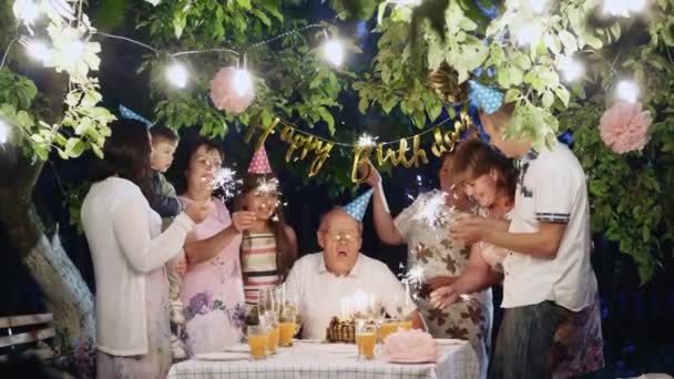Feliz família grande celebrando aniversário em casa — Vídeo de Stock