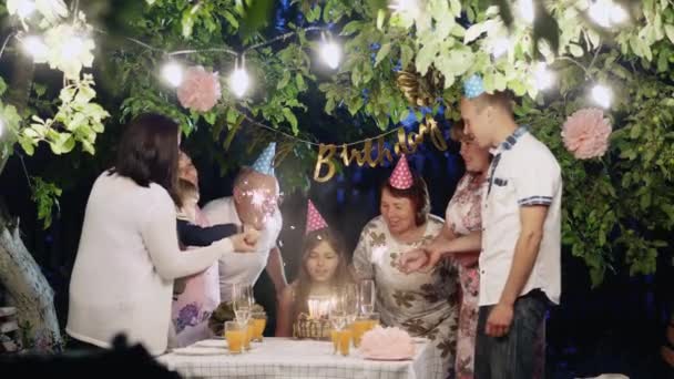 Χαρούμενος μεγαλοι οικογενειακά έχουν γενέθλια στο σπίτι στο κατώφλι — Αρχείο Βίντεο