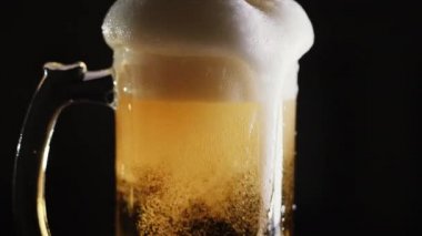 Bir barda bir kupa bira dökülür