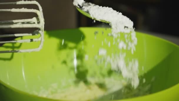 Шеф-повар смешивает ингредиенты для приготовления десертного крема — стоковое видео