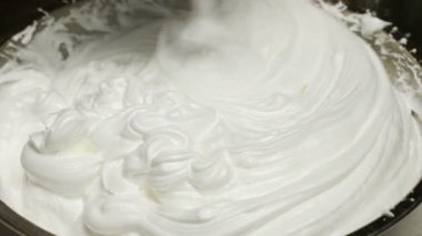 Çırpılmış krema sertleşme elektrikli karıştırıcı hazırlanması