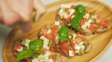Bruschetta domates, fesleğen ve peynir ile