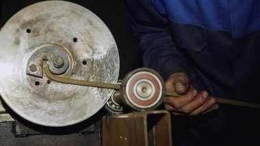 Erkek işçi Metal çubuk makine üzerinde eğilir.