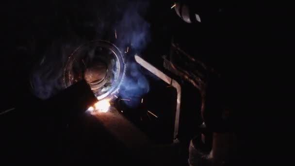 Svetsning i metallindustrin — Stockvideo