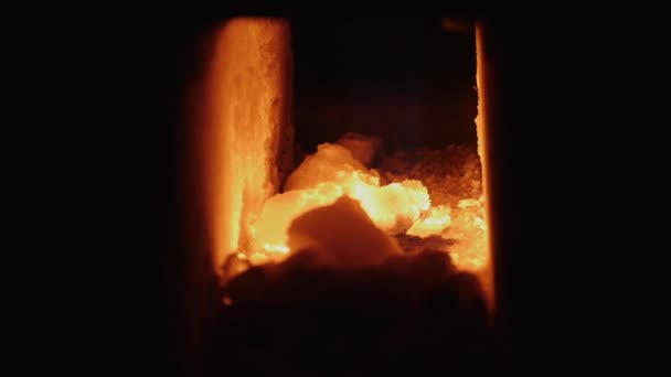 Ковка огня для нагрева металла в кузнечной печи — стоковое видео