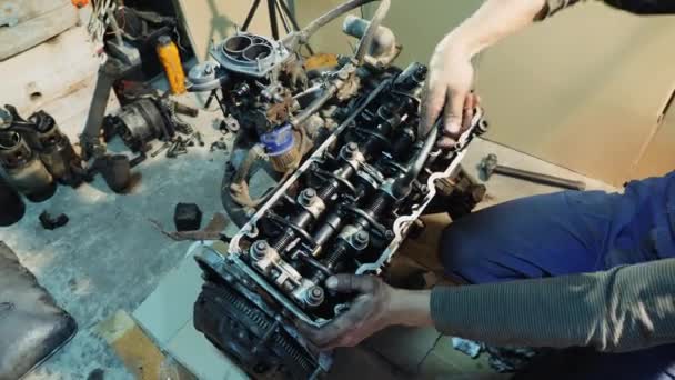 Manutenção de carros. Reparação de motor de carro — Vídeo de Stock