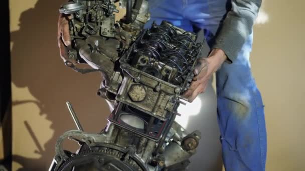 Auto mecánico recoge un motor de coche viejo renovado — Vídeos de Stock