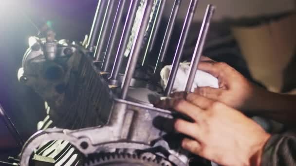 Reparera gamla bilmotor — Stockvideo