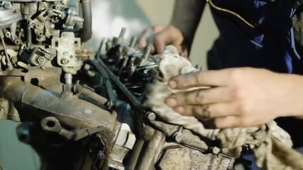 Reparera gamla bilmotor — Stockvideo