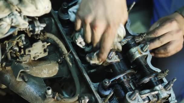 De oude auto motor reparatie — Stockvideo