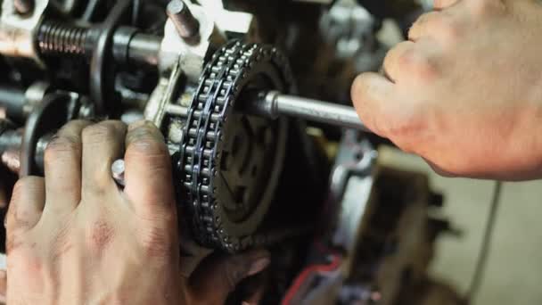 Reparação de motor de carro velho — Vídeo de Stock