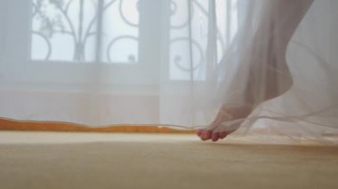 Kadın ayakları yataktan kalkmak ve yere düştüğünü