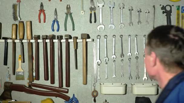 Stand with tools. The tools are arranged in order — Stock Video