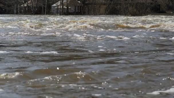 Le déluge du fleuve après l'hiver — Video