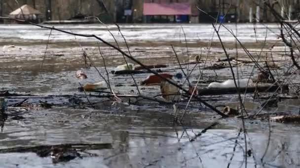 Katastrofa ekologiczna zasobów wodnych. Śmieci z tworzyw sztucznych — Wideo stockowe