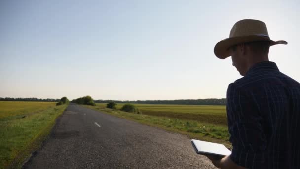 El hombre camina por el camino — Vídeos de Stock