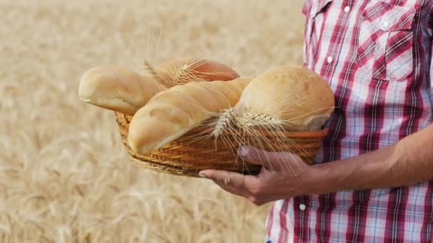 Mens handen houden een mand met bakkerijproducten — Stockvideo