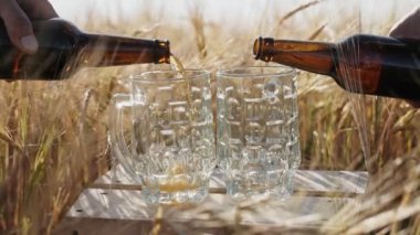 İki bardak soğuk bira şişeleri dökün