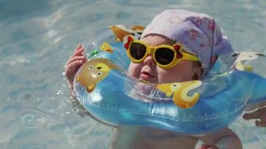 Bebek Yüzme boyun yüzmek halka ile