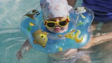 Bebek Yüzme boyun yüzmek halka ile