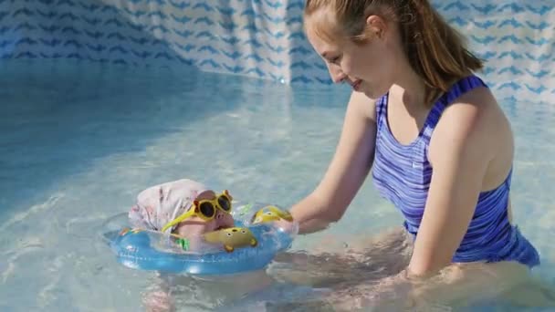 一个有孩子的女人在游泳池里游泳 — 图库视频影像