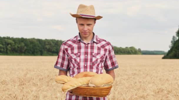 El hombre sostiene una cesta con productos de panadería — Vídeo de stock