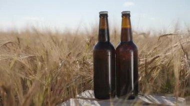 İki şişe soğuk karanlık bira alanında bir ahşap kutu üzerinde duruyor
