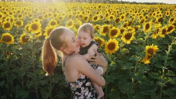 Mutlu anne ve bebek öpüşmeleri ve sarılmaları — Stok video