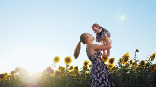 Счастливая мать и ребенок целуются и обнимаются — стоковое видео